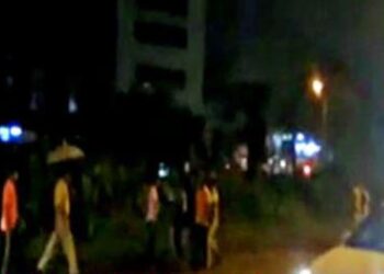 ಮಂಗಳೂರು: ಎರಡು ಗುಂಪುಗಳ ನಡುವೆ ಬೀದಿ ಕಾಳಗ:; ಪೊಲೀಸರಿಂದ ಲಾಠಿ ಪ್ರಹಾರ