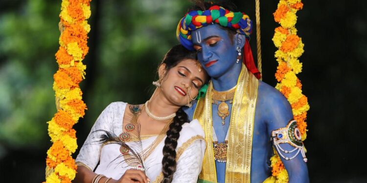 ಕಲಿಯುಗದ ರಾಧಾಕೃಷ್ಣರ ಎಲ್ಲಾದರು ಕಂಡಿರಾ..? ಇಲ್ಲ ಅಲ್ವಾ… ಹಾಗಾದರೆ ಇಲ್ಲಿ ನೋಡಿ.. ಸಹೋದರ ಸಹೋದರಿಯೇ ರಾಧಾಕೃಷ್ಣರಾಗಿ ಕಂಗೊಳಿಸಿದ್ದಾರೆ