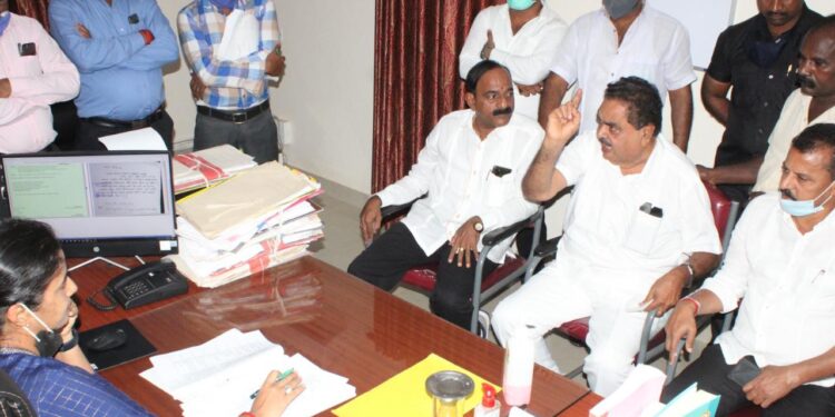 ಬಂಟ್ವಾಳ:  ಸರಕಾರದ ಸೌಲಭ್ಯ ನೀಡಿಕೆಯಲ್ಲಿ ಕಾಂಗ್ರೆಸ್ ಕಾರ್ಯಕರ್ತರೆಂದು ತಾರತಮ್ಯ:; ಮಿನಿ ವಿಧಾನ ಸೌಧಕ್ಕೆ ಮಾಜಿ ಸಚಿವ ಬಿ. ರಮಾನಾಥ ರೈ ನೇತೃತ್ವದಲ್ಲಿ ದಿಢೀರ್ ಮುತ್ತಿಗೆ