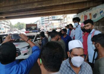 ಮಂಗಳೂರು: ನಂಬರ್ ಪ್ಲೇಟ್ ನಲ್ಲಿದ್ದ ಕೊರಗಜ್ಜನ ಭಾವಚಿತ್ರ ತೆಗೆಯುವಂತೆ ಪೊಲೀಸರಿಂದ ಒತ್ತಡ:; ತೊಕ್ಕೊಟ್ಟಿನಲ್ಲಿ ಹಿಂದು ಸಂಘಟನೆ ಕಾರ್ಯಕರ್ತರ ಆಕ್ರೋಶ:; ಸ್ಥಳದಲ್ಲಿ ಬಿಗುವಿನ ವಾತಾವರಣ