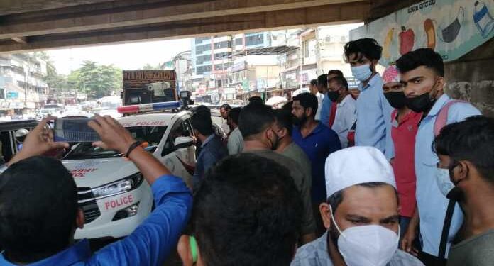 ಮಂಗಳೂರು: ನಂಬರ್ ಪ್ಲೇಟ್ ನಲ್ಲಿದ್ದ ಕೊರಗಜ್ಜನ ಭಾವಚಿತ್ರ ತೆಗೆಯುವಂತೆ ಪೊಲೀಸರಿಂದ ಒತ್ತಡ:; ತೊಕ್ಕೊಟ್ಟಿನಲ್ಲಿ ಹಿಂದು ಸಂಘಟನೆ ಕಾರ್ಯಕರ್ತರ ಆಕ್ರೋಶ:; ಸ್ಥಳದಲ್ಲಿ ಬಿಗುವಿನ ವಾತಾವರಣ