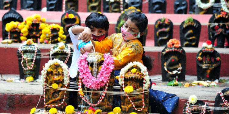 ಈ ಬಾರಿಯ ನಾಗರ ಪಂಚಮಿ ಹಬ್ಬ ಆಚರಣೆ ಮೇಲೂ ಕೊರೊನಾ ಕರಿನೆರಳು..! ಸಾರ್ವಜನಿಕವಾಗಿ ನಾಗರ ಪಂಚಮಿ ಹಬ್ಬ ಆಚರಿಸದಂತೆ ಜಿಲ್ಲಾಡಳಿತದಿಂದ ನಿರ್ಬಂಧ