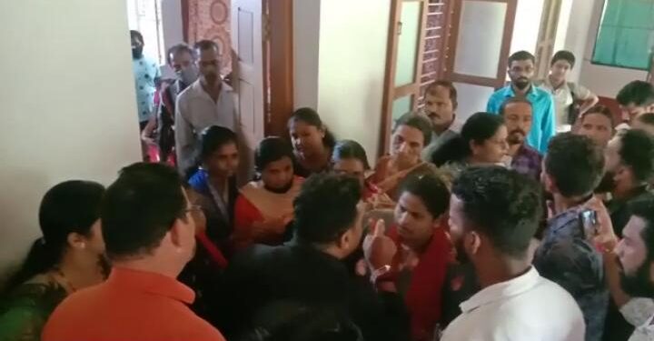 ಕಾರ್ಕಳ:ಮತಾಂತರ ಕೇಂದ್ರಕ್ಕೆ ದಾಳಿ ನಡೆಸಿದ ಹಿಂ.ಜಾ.ವೇ. ಕಾರ್ಯಕರ್ತರು :; ಉದ್ವಿಗ್ನ ವಾತಾವರಣ: ಪೊಲೀಸರ ಮಧ್ಯಪ್ರವೇಶ