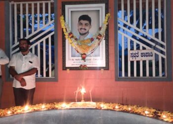 ಪುತ್ತೂರು: ಕಾರ್ತಿಕ್ ಮೇರ್ಲ ಹತ್ಯೆಯಾಗಿ ಇಂದಿಗೆ ಎರಡು ವರ್ಷ:; ಹಿಂ.ಜಾ. ವೇ.ಯಿಂದ ಕಾರ್ತಿಕ್ ಮೇರ್ಲ ಸ್ಮಾರಕ ಬಸ್ ನಿಲ್ದಾಣದಲ್ಲಿ ದೀಪ ಪ್ರಜ್ವಲಿಸಿ ಸ್ಮರಣೆ