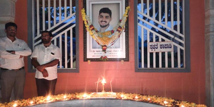 ಪುತ್ತೂರು: ಕಾರ್ತಿಕ್ ಮೇರ್ಲ ಹತ್ಯೆಯಾಗಿ ಇಂದಿಗೆ ಎರಡು ವರ್ಷ:; ಹಿಂ.ಜಾ. ವೇ.ಯಿಂದ ಕಾರ್ತಿಕ್ ಮೇರ್ಲ ಸ್ಮಾರಕ ಬಸ್ ನಿಲ್ದಾಣದಲ್ಲಿ ದೀಪ ಪ್ರಜ್ವಲಿಸಿ ಸ್ಮರಣೆ