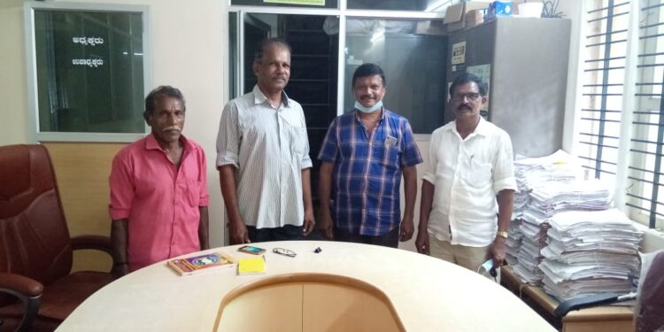 ಪುತ್ತೂರು ಬ್ಲಾಕ್ ಎಸ್ ಟಿ ಘಟಕದ ಅಧ್ಯಕ್ಷ ಮಹಾಲಿಂಗ ನಾಯ್ಕ್ ನೆರಿಮೊಗರು ರವರು ಸರ್ವೆ -ಮುಂಡೂರು ಗ್ರಾಮದ ಕಾಂಗ್ರೆಸ್ ನಾಯಕರ ಭೇಟಿ ಸಮಾಲೋಚನೆ