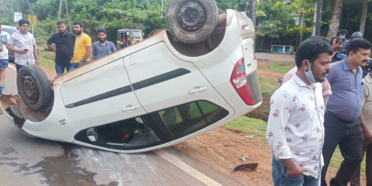 ಕೆಮ್ಮಾಯಿ : ಚಾಲಕನ ನಿಯಂತ್ರಣ ತಪ್ಪಿ ಕಾರು ಪಲ್ಟಿ