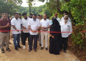 ಬನ್ನೂರು: ವಾರ್ಡ್ ನಂಬರ್ 05ರ ಎಮ್.ಆರ್ ಗಾರ್ಬಲ್ ರಸ್ತೆ ಹಾಗೂ ಲಕ್ಕಿ ಸ್ಟಾರ್ ಕಂಪೌಂಡ್ ಬಳಿಯ ಇಂಟರ್ ಲಾಕ್ ರಸ್ತೆ  ಉದ್ಘಾಟನೆ