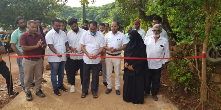 ಬನ್ನೂರು: ವಾರ್ಡ್ ನಂಬರ್ 05ರ ಎಮ್.ಆರ್ ಗಾರ್ಬಲ್ ರಸ್ತೆ ಹಾಗೂ ಲಕ್ಕಿ ಸ್ಟಾರ್ ಕಂಪೌಂಡ್ ಬಳಿಯ ಇಂಟರ್ ಲಾಕ್ ರಸ್ತೆ ಉದ್ಘಾಟನೆ