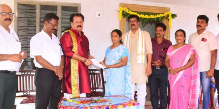 ಬಂಟ್ವಾಳ: ಜಾಗತಿಕ ಬಂಟರ ಸಂಘಗಳ ಒಕ್ಕೂಟದಿಂದ ಮನೆ ನಿರ್ಮಾಣ, ಹಸ್ತಾಂತರ:; ಇತರರ ಕಷ್ಟವನ್ನು ತನ್ನದೇ ಕಷ್ಟವೆಂದು ಭಾವಿಸಿಕೊಂಡು ಸಹಾಯಮಾಡುವ ಗುಣವಿರಬೇಕು- ಐಕಳ ಹರೀಶ್ ಶೆಟ್ಟಿ