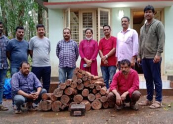 ಸುಳ್ಯ: ಅಕ್ರಮವಾಗಿ ರಕ್ತ ಚಂದನ ಮರದ ದಿಮ್ಮಿಗಳ ಶೇಖರಣೆ:; ಪೊಲೀಸ್ ದಾಳಿ, ಇಬ್ಬರ ಬಂಧನ, ಲಕ್ಷಾಂತರ ರೂ. ಮೌಲ್ಯದ ರಕ್ತ ಚಂದನ ಮರದ ದಿಮ್ಮಿಗಳು ವಶ