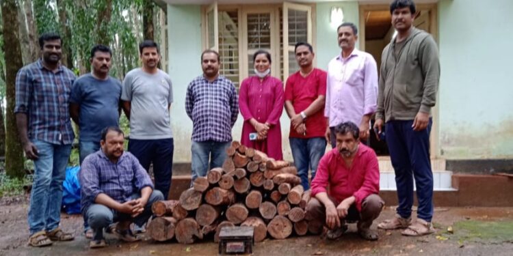 ಸುಳ್ಯ: ಅಕ್ರಮವಾಗಿ ರಕ್ತ ಚಂದನ ಮರದ ದಿಮ್ಮಿಗಳ ಶೇಖರಣೆ:; ಪೊಲೀಸ್ ದಾಳಿ, ಇಬ್ಬರ ಬಂಧನ, ಲಕ್ಷಾಂತರ ರೂ. ಮೌಲ್ಯದ ರಕ್ತ ಚಂದನ ಮರದ ದಿಮ್ಮಿಗಳು ವಶ