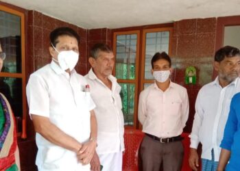 ಕೆಮ್ಮಾರ: ಹೊಳೆ ನೀರಿನಲ್ಲಿ ಆಕಸ್ಮಿಕವಾಗಿ ಮುಳುಗಿ ಮೃತ ಪಟ್ಟ ಶಫೀಕ್ ಮನೆಗೆ ಶಾಸಕ ಸಂಜೀವ ಮಠಂದೂರು ಭೇಟಿ: ನೆರೆ ಸಂತ್ರಸ್ತರ ಪರಿಹಾರ ನಿಧಿಯಿಂದ ಪರಿಹಾರ ನೀಡುವಂತೆ ತಹಶೀಲ್ದಾರ್ ರಿಗೆ ಸೂಚನೆ