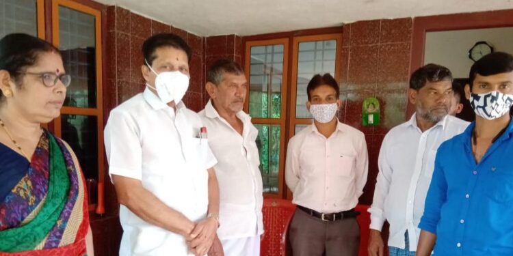 ಕೆಮ್ಮಾರ: ಹೊಳೆ ನೀರಿನಲ್ಲಿ ಆಕಸ್ಮಿಕವಾಗಿ ಮುಳುಗಿ ಮೃತ ಪಟ್ಟ ಶಫೀಕ್ ಮನೆಗೆ ಶಾಸಕ ಸಂಜೀವ ಮಠಂದೂರು ಭೇಟಿ: ನೆರೆ ಸಂತ್ರಸ್ತರ ಪರಿಹಾರ ನಿಧಿಯಿಂದ ಪರಿಹಾರ ನೀಡುವಂತೆ ತಹಶೀಲ್ದಾರ್ ರಿಗೆ ಸೂಚನೆ