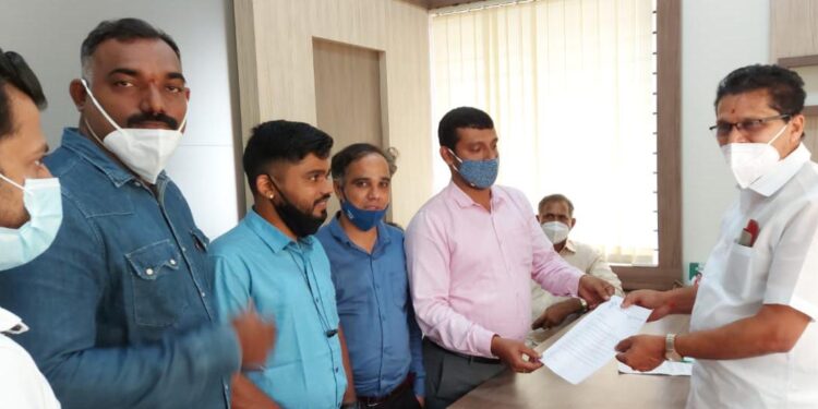 ಪುತ್ತೂರು: ವೀಕೆಂಡ್ ಕರ್ಪ್ಯೂ ರದ್ದು ಮಾಡುವಂತೆ ಮೊಬೈಲ್ ರಿಟೈಲ್ ಅಸೋಸಿಯೇಷನ್ ನಿಂದ ಶಾಸಕರಿಗೆ ಮನವಿ