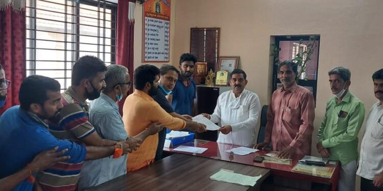 ಪುತ್ತೂರು: ಶ್ರೀ ಮಹಾಲಿಂಗೇಶ್ವರ ದೇವಾಲಯದ ಸುತ್ತ ಭದ್ರತೆಗಾಗಿ ಹಾಗೂ ಗೋಕಳ್ಳತನ ತಡೆಗಟ್ಟಲು ಆವರಣ ಗೋಡೆ ನಿರ್ಮಿಸುವಂತೆ ವಿ.ಹಿಂ.ಪ. ಬಜರಂಗದಳ ವತಿಯಿಂದ ಮನವಿ