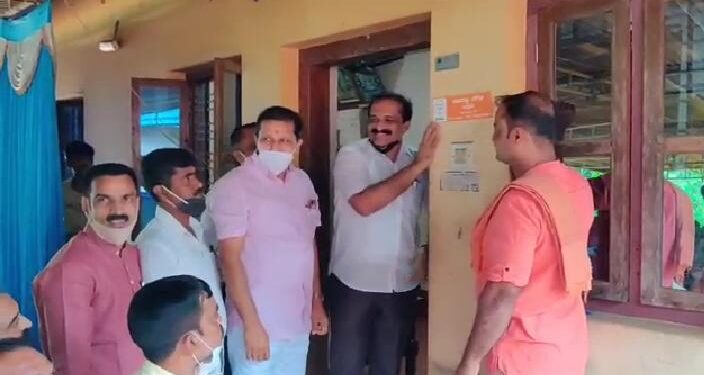 ಭಾ.ಜ.ಪಾ.ಪುತ್ತೂರು ವಿಧಾನ ಸಭಾ ಕ್ಷೇತ್ರದ ಬಜತ್ತೂರು ಗ್ರಾಮದ ಬೂತ್-45 ಸಮಿತಿ ಅಧ್ಯಕ್ಷ ದೇರಣ್ಣ ಗೌಡ ರವರ ಮನೆಗೆ ನಾಮಫಲಕ ಅಳವಡಿಕೆ:; ಶಾಸಕ ಸಂಜೀವ ಮಠಂದೂರು ಭಾಗಿ