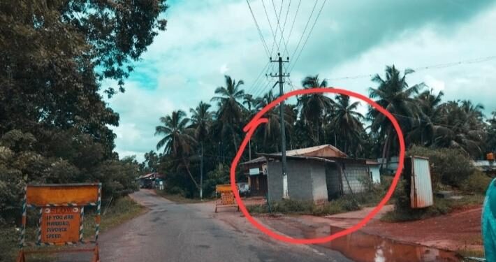 ಕೆಲ ತಿಂಗಳ ಹಿಂದೆ ಜಿಲ್ಲಾಧಿಕಾರಿಗಳು ಗ್ರಾಮ ವಾಸ್ತವ್ಯ ಮಾಡಿದ್ದ ಗ್ರಾಮದಲ್ಲೇ ಇದೀಗ ಪಂ.ಆಡಳಿತದ ಅಂಧ ದರ್ಭಾರ್..! ಜಿಲ್ಲಾಧಿಕಾರಿಗಳೇ, ಹೆದ್ದಾರಿ ಪ್ರಾಧಿಕಾರದ ಅಧಿಕಾರಿಗಳೇ..ಇನ್ನಾದರೂ ಎಚ್ಚೆತ್ತುಕೊಳ್ಳುವಿರಾ.? ಎಂದು ಗ್ರಾಮಸ್ಥರು ಆಕ್ರೋಶ