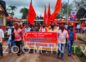 ಉಪ್ಪಿನಂಗಡಿ: ಹಿಂದೂ ಯುವಕನ ಮೀನಿನ ಅಂಗಡಿಗೆ ಬೆಂಕಿ ಹಚ್ಚಿದ ಪ್ರಕರಣ:; ಆರೋಪಿಗಳ ಪತ್ತೆಗಾಗಿ ಹಿಂ.ಜಾ.ವೇ.ಯಿಂದ ಪೊಲೀಸ್ ಠಾಣೆಯ ಮುಂಭಾಗ ‘ಬೃಹತ್ ಧರಣಿ ಸತ್ಯಾಗ್ರಹ’