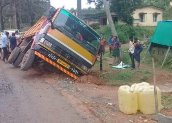 ಬೆಳ್ತಂಗಡಿ: ಚರಂಡಿಗೆ ಮಗುಚಿ ಬಿದ್ದ ಕಲ್ಲು ತುಂಬಿದ ಲಾರಿ..!