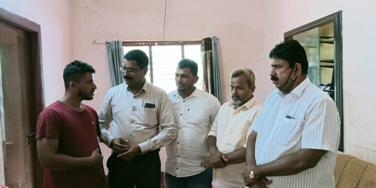 ಕೆಮ್ಮಾರ: ಹೊಳೆ ನೀರಿನಲ್ಲಿ ಆಕಸ್ಮಿಕವಾಗಿ ಮುಳುಗಿ ಮೃತ ಪಟ್ಟ ಶಫೀಕ್ ಮನೆಗೆ ಕಾಂಗ್ರೆಸ್ ನಿಯೋಗ ಹಾಗೂ ಯೂತ್ ಕಾಂಗ್ರೆಸ್ ಮುಖಂಡರು ಭೇಟಿ