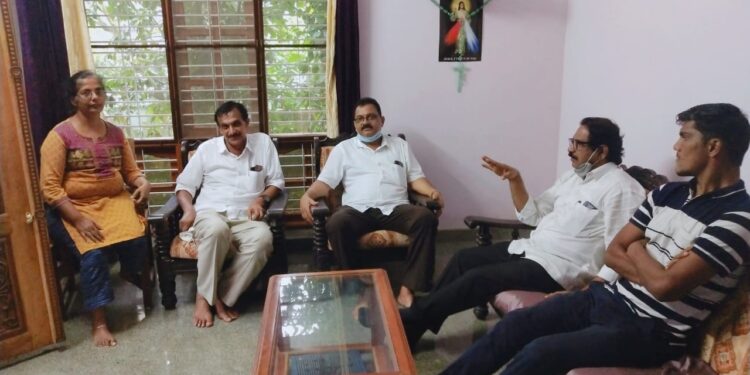 ಪುತ್ತೂರು: ಬ್ಲಾಕ್ ಕಾಂಗ್ರೆಸ್ ಮುಖಂಡರಿಂದ ಸಾಮೆತಡ್ಕ ವಾರ್ಡ್ ಕಾಂಗ್ರೆಸ್ ಕಾರ್ಯಕರ್ತರ ಭೇಟಿ:; ಪಕ್ಷ ಸಂಘಟನೆ ಬಗ್ಗೆ ಚರ್ಚೆ