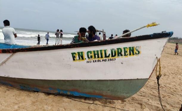 ಮಂಗಳೂರು: ಪಣಂಬೂರಿನಲ್ಲಿ ಗಿಲ್ ನೆಟ್ ಬೋಟ್ ದುರಂತ:; ನಾಲ್ವರು ಮೀನುಗಾರರ ರಕ್ಷಣೆ, ಓರ್ವ ನಾಪತ್ತೆ