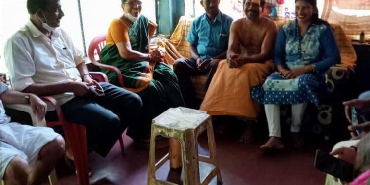 ಪಾಣಾಜೆ:  ಗ್ರಾ.ಪಂ. ಸದಸ್ಯೆಯ ಗಂಡನಿಗೆ ಅಪಘಾತ;; ಶಕುಂತಲಾಶೆಟ್ಟಿ ಹಾಗೂ ಬ್ಲಾಕ್ ಅಧ್ಯಕ್ಷ ಎಂ ಬಿ ವಿಶ್ವನಾಥ ರೈ ಭೇಟಿ ಅರೋಗ್ಯ ವಿಚಾರಣೆ