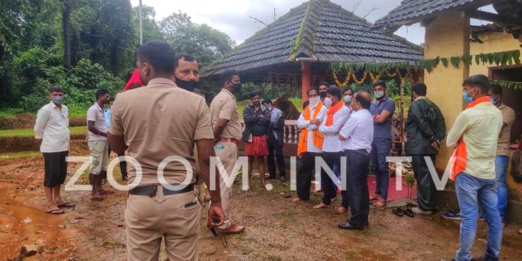 ಉದನೆ: ಗಣಪತಿ ಕಟ್ಟೆಯನ್ನು ಕಿಡಿಗೇಡಿಗಳು ಪುಡಿಗೈದ ಪ್ರಕರಣ:; ಘಟನಾ ಸ್ಥಳಕ್ಕೆ ಹಿಂ.ಜಾ.ವೇ ಮುಖಂಡರು ಭೇಟಿ:; ಆರೋಪಿಗಳನ್ನು ತಕ್ಷಣ ಬಂಧಿಸಲು ಆಗ್ರಹ