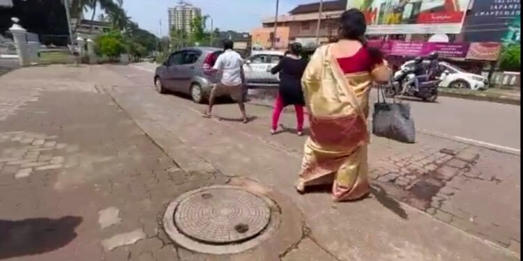 ಮಂಗಳೂರು: ಹಗಲು ಹೊತ್ತಿನಲ್ಲೇ ಮಹಿಳೆಯನ್ನು ಎಳೆದೊಯ್ದು ದರೋಡೆಗೆ ವಿಫಲ ಯತ್ನ – ದೃಶ್ಯ ಸಿಸಿಟಿವಿಯಲ್ಲಿ ಸೆರೆ; ಇದು ಪೊಲೀಸರಿಂದ ನಡೆದ ಅಣಕು ಪ್ರದರ್ಶನ – ಶಶಿಕುಮಾರ್ ಸ್ಪಷ್ಟನೆ