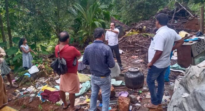 ಪುತ್ತೂರು: ಬಡ ಕುಟುಂಬದ ಮನೆ ಕುಸಿದು ತಿಂಗಳಾದರು ಅತ್ತ ತಿರುಗಿ ನೋಡದ ಜನಪ್ರತಿನಿಧಿಗಳು,ಅಧಿಕಾರಿ ವರ್ಗ:; ಮನೆ ನಿರ್ಮಾಣಕ್ಕೆ ನೆರವಿನ ಹಸ್ತ ಚಾಚಿದ ‘ಅಶೋಕ್ ರೈ’