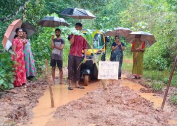 ಮಾಣಿ: ರಸ್ತೆ ದುರಸ್ಥಿಗೆ ಕ್ಲಪ್ತ ಸಮಯದಲ್ಲಿ ಸ್ಪಂದಿಸದ ಸ್ಥಳೀಯ ಜನಪ್ರತಿನಿಧಿಗಳ ವಿರುದ್ದ ಸಾರ್ವಜನಿಕರ ಪ್ರತಿಭಟನೆ:; ರಸ್ತೆಯಲ್ಲಿ ಬಾಳೆ ನೆಟ್ಟು ಆಕ್ರೋಶ, ಸಮಸ್ಯೆ ಬಗೆಹರಿಸುವಂತೆ ಶಾಸಕರಿಗೆ ಮನವಿ