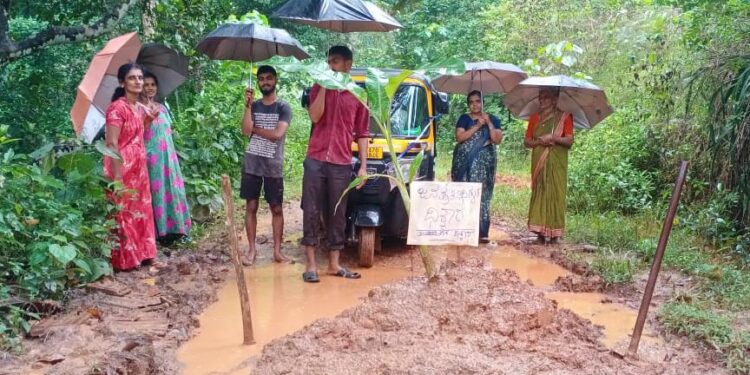 ಮಾಣಿ: ರಸ್ತೆ ದುರಸ್ಥಿಗೆ ಕ್ಲಪ್ತ ಸಮಯದಲ್ಲಿ ಸ್ಪಂದಿಸದ ಸ್ಥಳೀಯ ಜನಪ್ರತಿನಿಧಿಗಳ ವಿರುದ್ದ ಸಾರ್ವಜನಿಕರ ಪ್ರತಿಭಟನೆ:; ರಸ್ತೆಯಲ್ಲಿ ಬಾಳೆ ನೆಟ್ಟು ಆಕ್ರೋಶ, ಸಮಸ್ಯೆ ಬಗೆಹರಿಸುವಂತೆ ಶಾಸಕರಿಗೆ ಮನವಿ