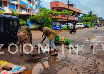 ಪುತ್ತೂರು: ಹದಗೆಟ್ಟ ಎಪಿಎಂಸಿ ಸಂಪರ್ಕ ರಸ್ತೆ; ಸಂಚಾರ ಸಂಕಟ : ಅಪಾಯ ತಪ್ಪಿಸಲು ಸ್ವಂತ ಖರ್ಚಿನಿಂದ ಗುಂಡಿ ಮುಚ್ಚಿದ ರಿಕ್ಷಾ ಚಾಲಕರು ಮತ್ತು ಸಾರ್ವಜನಿಕರು..!!!