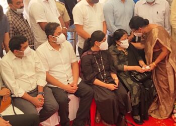 ಮಂಗಳೂರು: ಕಾಂಗ್ರೆಸ್ ನಾಯಕ ಆಸ್ಕರ್ ಫೆರ್ನಾಂಡೀಸ್ ರವರ ಅಂತಿಮ ದರ್ಶನ ಪಡೆದ ಮಾಜಿ ಶಾಸಕಿ ಶಕುಂತಲಾ ಶೆಟ್ಟಿ