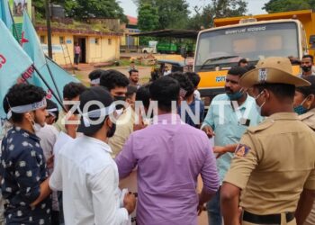 ಪುತ್ತೂರು: ಅನುಮತಿ ಇಲ್ಲದೆ ಪ್ರತಿಭಟನಾ ಮೆರವಣಿಗೆ..! ಪೊಲೀಸರು ಮತ್ತು ಪ್ರತಿಭಟನಾಕಾರರ ನಡುವೆ ಮಾತಿನ ಚಕಮಕಿ