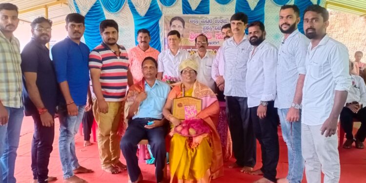 ಜಿಲ್ಲಾ ಮಟ್ಟದ ಉತ್ತಮ ಶಿಕ್ಷಕಿ ಪ್ರಶಸ್ತಿ ವಿಜೇತ ಶ್ರೀಮತಿ ಸುಚೇತಾ ಇವರಿಗೆ ಯುವಕೇಸರಿ ಗಡಿಯಾರ ವತಿಯಿಂದ ಅಭಿನಂದನಾ ಕಾರ್ಯಕ್ರಮ