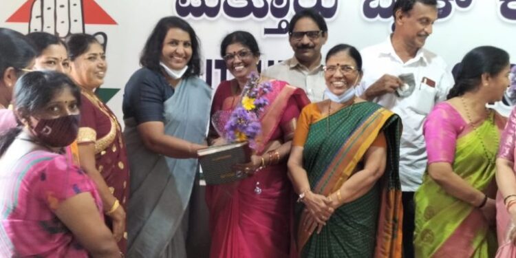 ಪುತ್ತೂರು: ಬ್ಲಾಕ್ ಮಹಿಳಾ ಕಾಂಗ್ರೆಸ್ ನೂತನ ಅಧ್ಯಕ್ಷೆಯಾಗಿ ಶಾರದಾ ಅರಸ್‌ ಅಧಿಕಾರ ಸ್ವೀಕಾರ