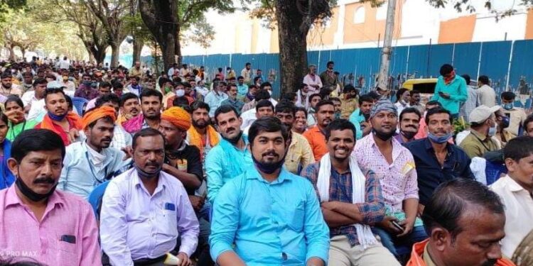 ಬೆಂಗಳೂರು: ಗುತ್ತಿಗೆ ಪದ್ದತಿ ರದ್ದು ಪಡಿಸಿ ನೇರ ನೇಮಕಾತಿ, ವೇತನಕ್ಕಾಗಿ ಧರಣಿ:; ಪುತ್ತೂರು ನಗರಸಭೆ ಪೌರ ಕಾರ್ಮಿಕ ಸಂಘದ ಪ್ರಮುಖರು ಭಾಗಿ