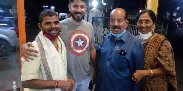 ರೋಹಿಣಿ ಸಿಂಧೂರಿ ಪರ ವಸ್ತ್ರದಲ್ಲೇ ಧ್ವನಿಯಾಗಿ ನಿಂತ ಸ್ವಾಗತ್ ಬೇಕರಿ ‘ರಾಜು’ ರವರಿಗೆ ಸನ್ಮಾನ