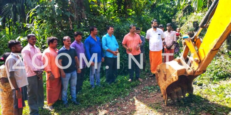 ಮುಂಡೂರು: ಗ್ರಾ.ಪಂ. ಸದಸ್ಯರು ಮತ್ತು ಶ್ರೀರಾಮ ಗೆಳೆಯರ ಬಳಗದ ಪರಿಶ್ರಮದ ಫಲಶ್ರುತಿ:; 25 ವರ್ಷದಿಂದಿದ್ದ ರಸ್ತೆ ಸಮಸ್ಯೆ ಇತ್ಯರ್ಥ:; ದಲಿತ ಕುಟುಂಬದ ಮನೆ ಬಾಗಿಲಿಗೆ ರಸ್ತೆ ಸಂಪರ್ಕ