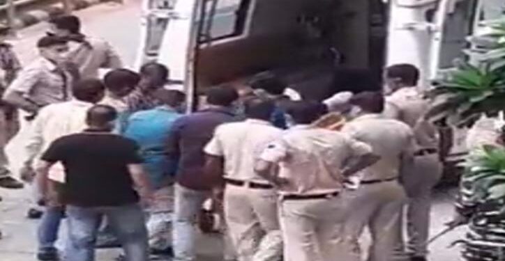 ದೆಹಲಿ: ಕೋರ್ಟ್ ಆವರಣದಲ್ಲಿ ಗುಂಡಿನ ಚಕಮಕಿ..! ನಾಲ್ವರು ಸಾವು