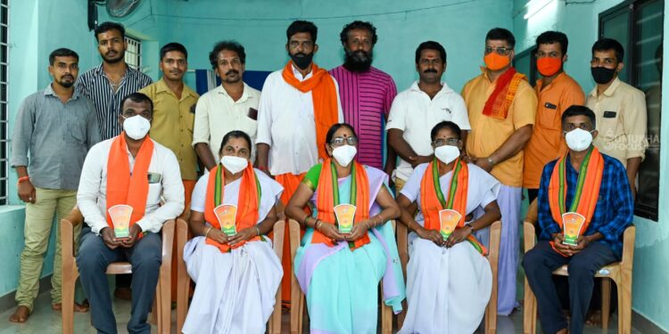 ಅಡ್ಯನಡ್ಕ: ಕೇರಳ ಗಡಿನಾಡಿನ ಜನರಿಗೆ ತಾರತಮ್ಯವಿಲ್ಲದೆ ಲಸಿಕೆ ನೀಡಿದ ಪ್ರಾಥಮಿಕ ಆರೋಗ್ಯ ಕೇಂದ್ರದ ಸಿಬ್ಬಂದಿಗಳಿಗೆ ಅಭಿನಂದನಾ ಕಾರ್ಯಕ್ರಮ