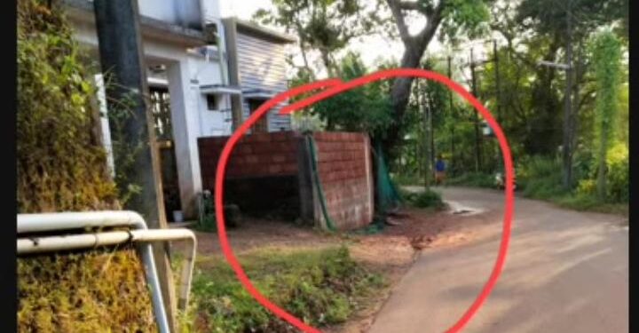 ವಿಟ್ಲ: ಬೊಬ್ಬೆಕೇರಿ-ದೇವಸ್ಥಾನ ಸಂಪರ್ಕ ರಸ್ತೆಯ ಮೀನು ಮಾರುಕಟ್ಟೆ ಸಮೀಪದ ರಸ್ತೆಯನ್ನು ಖಾಸಗಿ ವ್ಯಕ್ತಿಯಿಂದ ಅತಿಕ್ರಮಣ ಆರೋಪ..! ದೂರು ನೀಡಿದ್ದರು ಅಧಿಕಾರಿಗಳು, ಜನ ಪ್ರತಿನಿಧಿಗಳು ಯಾವುದೇ ರೀತಿಯ ಕ್ರಮ ಕೈಗೊಂಡಿಲ್ಲ ಎಂದು ಸಾರ್ವಜನಿಕರಿಂದ ಆಕ್ರೋಶ