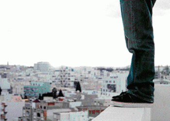 ಪುತ್ತೂರು: ಕುಡಿದ ಮತ್ತಿನಲ್ಲಿ ಕಟ್ಟಡದ ಮೇಲೆ ಹತ್ತಿ ವ್ಯಕ್ತಿಯಿಂದ ಹೈ ಡ್ರಾಮಾ..! ಸಾರ್ವಜನಿಕರಿಂದ ದೂರು, ವ್ಯಕ್ತಿ ಪೊಲೀಸ್ ವಶಕ್ಕೆ