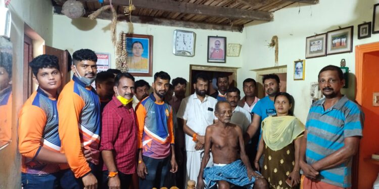 ಪುತ್ತೂರು: ಶ್ರೀರಾಮ ಗೆಳೆಯರ ಬಳಗದ ವತಿಯಿಂದ ಅಶಕ್ತರಿಗೆ ವೀಲ್ ಚೇರ್ ಹಸ್ತಾಂತರ