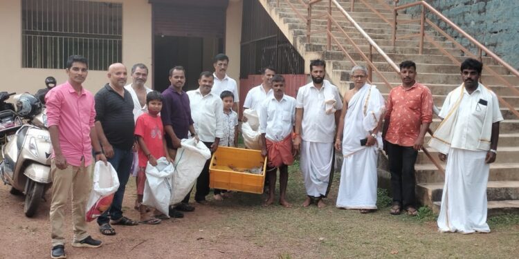 ಪುತ್ತೂರು: ಗಾಂಧಿ ಜಯಂತಿ ಪ್ರಯುಕ್ತ ಶ್ರೀ ಮೃತ್ಯುಂಜಯ ದೇವಸ್ಥಾನದಲ್ಲಿ ಸ್ವಚ್ಛತಾ ಕಾರ್ಯಕ್ರಮ