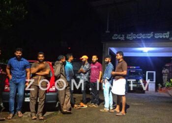 ವಿಟ್ಲ: ಭಗವಾದ್    ಧ್ವಜ ತೆರವುಗೊಳಿಸಿದ ಪ್ರಕರಣ:; ಠಾಣೆಯ ಮುಂಭಾಗ  ಜಮಾಯಿಸಿದ ಹಿಂ.ಜಾ.ವೇ ಕಾರ್ಯಕರ್ತರು..!! ಇಬ್ಬರು ಪೊಲೀಸ್ ವಶಕ್ಕೆ