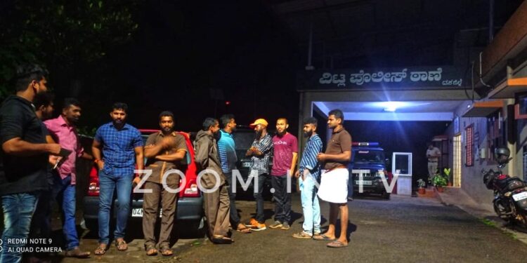 ವಿಟ್ಲ: ಭಗವಾದ್    ಧ್ವಜ ತೆರವುಗೊಳಿಸಿದ ಪ್ರಕರಣ:; ಠಾಣೆಯ ಮುಂಭಾಗ  ಜಮಾಯಿಸಿದ ಹಿಂ.ಜಾ.ವೇ ಕಾರ್ಯಕರ್ತರು..!! ಇಬ್ಬರು ಪೊಲೀಸ್ ವಶಕ್ಕೆ