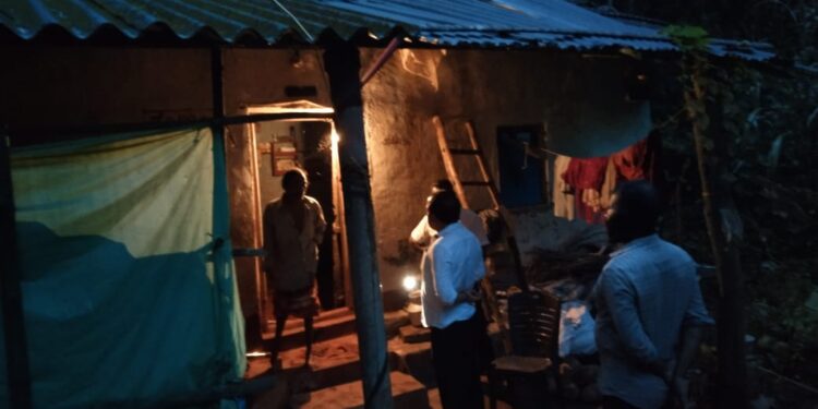 ಪುತ್ತೂರು: ಮನೆ ಮೇಲ್ಚಾವಣಿ ಮುರಿದು ಬಿದ್ದು ಸಂಕಷ್ಟದಲ್ಲಿರುವ ಕುಟುಂಬಕ್ಕೆ ನೆರವಿನ ಹಸ್ತ ಚಾಚಿದ ಅಶೋಕ್ ರೈ